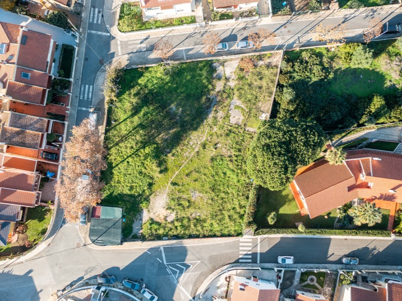 Terreno urbano com projeto para construÃÂ§ÃÂ£o de moradia no Estoril junto ao...