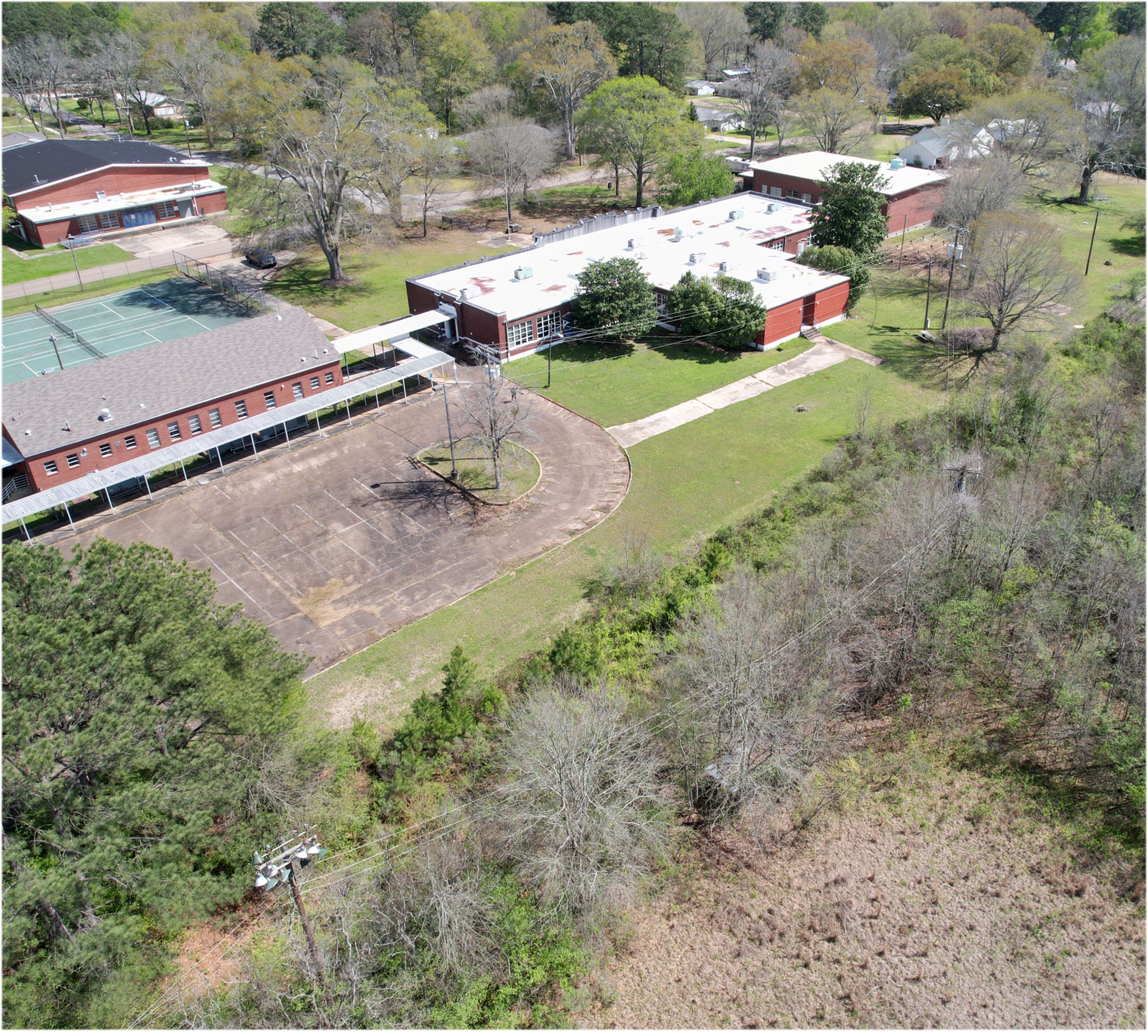 16.38 Acres In Madison County with Special Purpose Investment Property in Flora, MS (Former Flora Elementary School)
