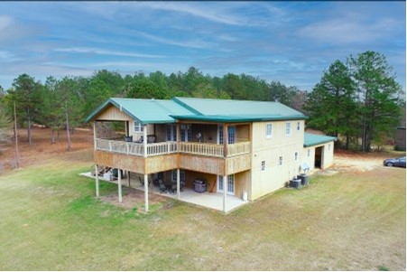 712 Acres with a Home in Lamar County in Lumberton, MS