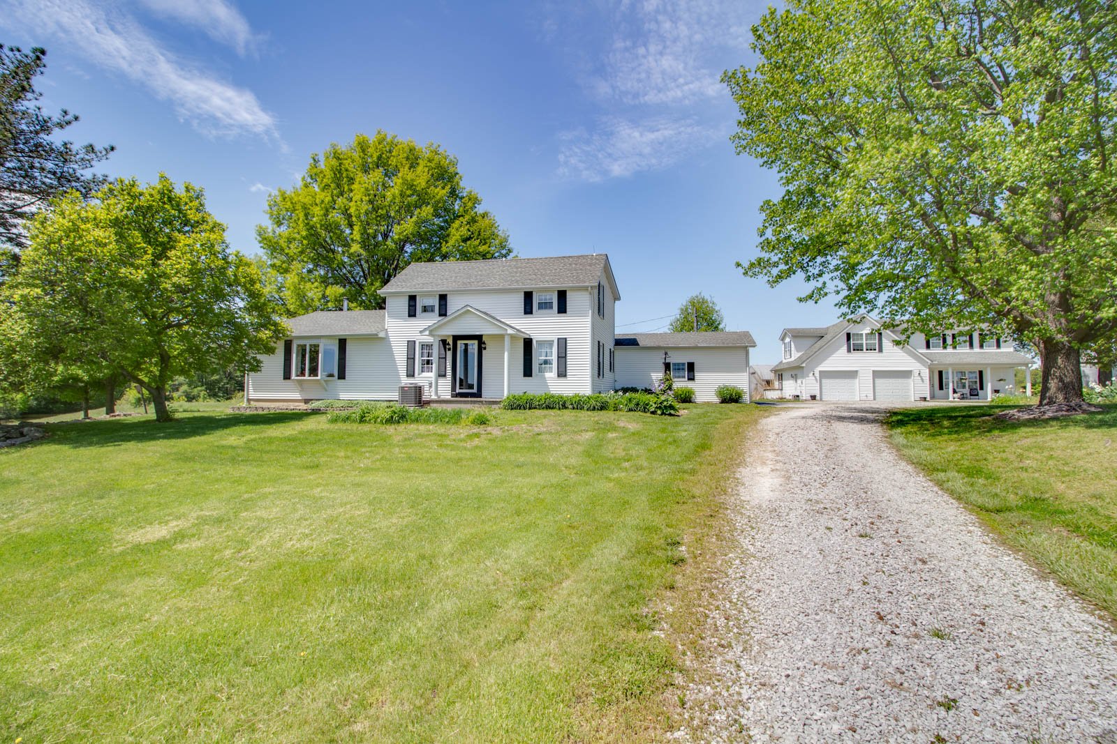 40+/ acres, 2 homes, ponds, and more!